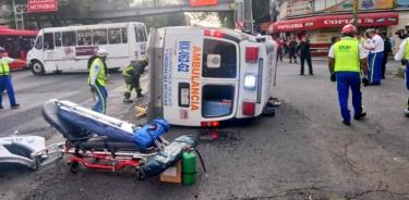 Tráiler se pasa el alto y choca contra ambulancia en Iztacalco