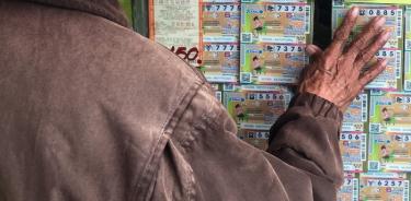 Billete de lotería con “el gordo”, fraude que aún opera en CDMX