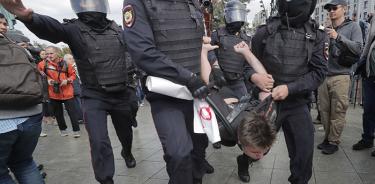 Arrestan a 828 en Moscú por reclamar elecciones libres