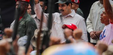 Maduro festeja con militares seis años en el poder… pero la calle es de Guaidó