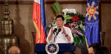 Duterte amenaza a China con “misión suicida” si no se aleja de isla en disputa