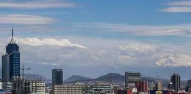 Prevén cielo medio nublado y ambiente caluroso en el Valle de México