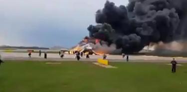 Se incendia avión en aeropuerto de Moscú; hay al menos 13 muertos