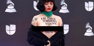 Mon Laferte denuncia la violencia en Chile en los Grammy Latino