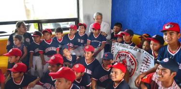 Convive López Obrador con niños beisbolistas de Campeche
