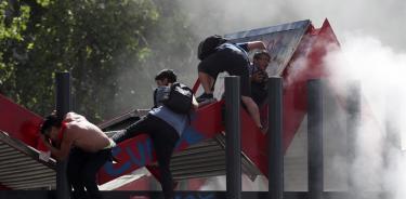Piñera firma ley para anular alza en tarifas eléctricas, pero las protestas no paran en Chile
