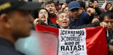 El Presidente de Perú disuelve el Congreso y el fujimorismo lo suspende un año