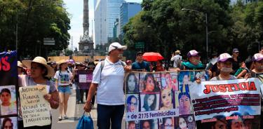 Marchan en silencio contra feminicidios en Ciudad de México