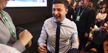Comediante arrasa en primera vuelta de comicios en Ucrania