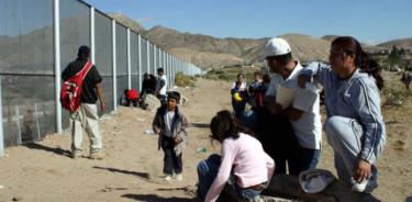 EU analiza deportar familias completas de migrantes sin documentos