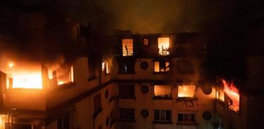Incendio en edificio causa al menos 10 muertos en París