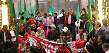 Bloquean campesinos Bellas Artes en protesta por obra que feminiza a Zapata