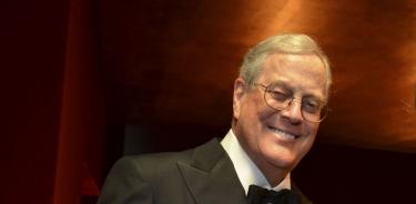 Muere David Koch, multimillonario de EU y donante republicano