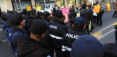 Policías repliegan a manifestantes en inmediaciones de la Suprema Corte