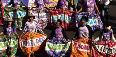 Mujeres toman Brasilia para protestar contra Bolsonaro