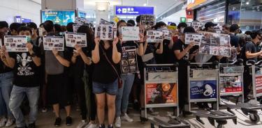 Manifestantes vuelven a bloquear aeropuerto de Hong Kong