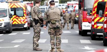 Policía mata a 4 compañeros a cuchillazos en París