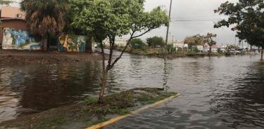 Rayo mata a pescador en Mazatlán y lluvias causan inundaciones