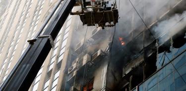Se incendia edificio en Bangladesh: 19 muertos