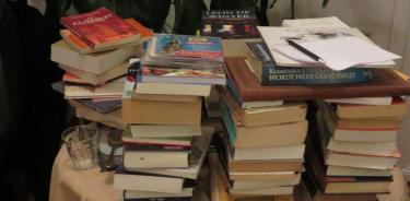 Subastan libros en la plaza Santa Veracruz para crear bibliotecas
