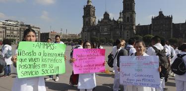 Protestan médicos residentes; demandan respeto a sus derechos