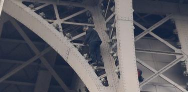 Cierran la Torre Eiffel por presencia de hombre escalando