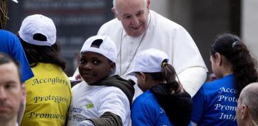 Francisco pasea a menores migrantes en su papamóvil