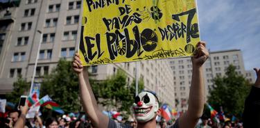 La calle fuerza a Piñera a cambiar a todo su gobierno