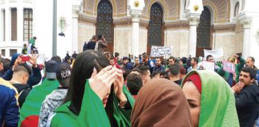 Por tercer viernes, argelinos protestan contra Buteflika