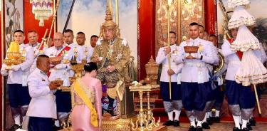 Coronan al rey Vajiralongkorn de Tailandia en una suntuosa ceremonia
