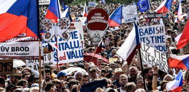 Miles se manifiestan en Praga contra el primer ministro checo