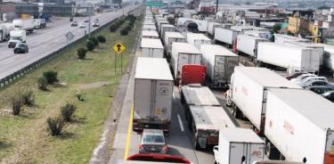 Caos vial en la autopista México-Querétaro por manifestantes