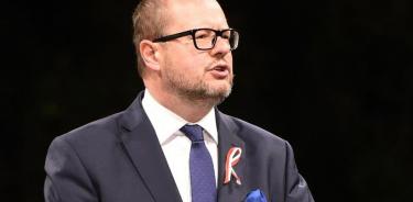 Muere alcalde polaco apuñalado durante un acto público