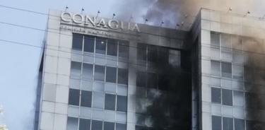 Cierran circulación en Insurgentes Sur por incendio en la Conagua