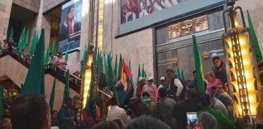 Protestan en Bellas Artes por pintura de Zapata