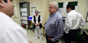 Faltan 123 mil médicos en el país: López Obrador