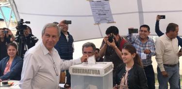 Enrique Cárdenas vota en municipio de Cholula
