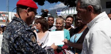 Opositores entregan a militares texto de ley que alienta desconocer a Maduro