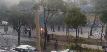 Porros lanzan petardos y queman piñata en Prepa 8 de la UNAM