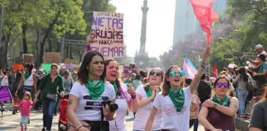 Feministas marchan contra la violencia de género hacia el Ángel de la Independencia