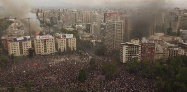 Chilenos conmemoran tres semanas de protestas con marcha masiva