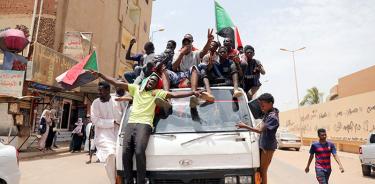 Militares y civiles compartirán el poder en Sudán durante tres años