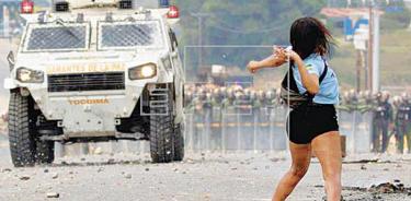 Venezuela denuncia que Colombia y EU están armando a los militares desertores