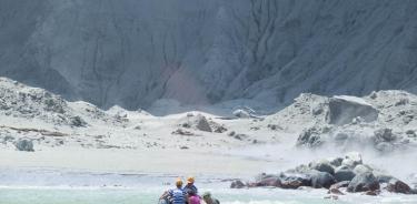 Erupción en isla de Nueva Zelanda deja cinco muertos y ocho desaparecidos