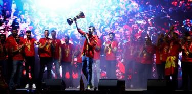 Con gran euforia reciben en España a los campeones mundiales de baloncesto