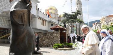 Francisco homenajea a la Madre Teresa en Macedonia del Norte