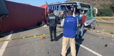 Choque entre camión de pasajeros y tráiler deja 19 heridos en Michoacán