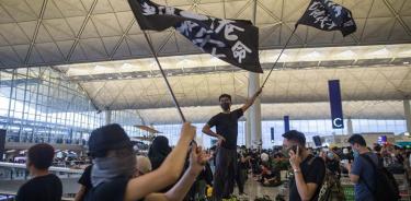 Miles de manifestantes bloquean aeropuerto de Hong Kong