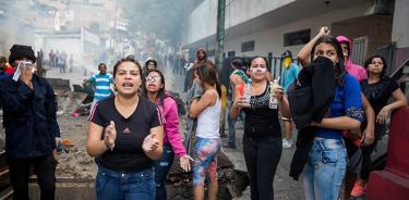 El régimen de Maduro sofoca rebelión militar entre protestas populares