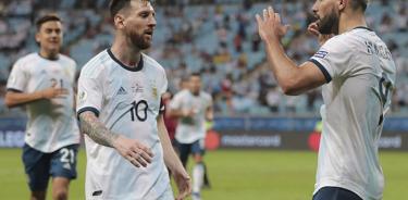 Argentina clasifica, tras ganar sin brillo a Qatar 2-0
